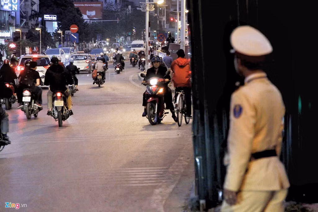 Đã có biển cảnh báo, biển cấm nhưng nhiều người vẫn vi phạm.