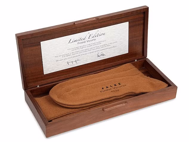 Nhiều người được nhận quà tặng Giáng sinh là những đôi tất. Tuy nhiên, hiếm ai được tặng đôi tất nam với giá gần 23 triệu đồng này. Ảnh: DM.