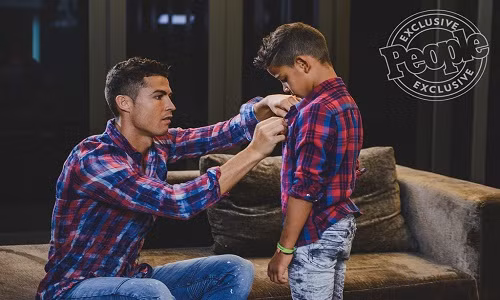  Ronaldo ân cần chỉnh lại trang phục cho con trai.
