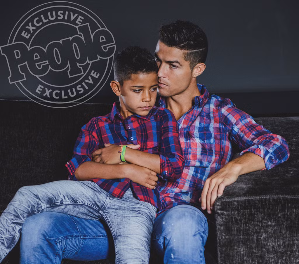 Dù lần đầu tham gia trong vai trò người mẫu ảnh, Cristiano Jr tỏ ra rất tự tin và chuyên nghiệp.