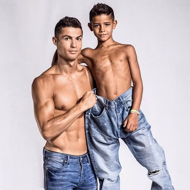 Cha con Ronaldo cùng khoe thân thể săn chắc trong shoot hình giới thiệu mẫu quần jean.