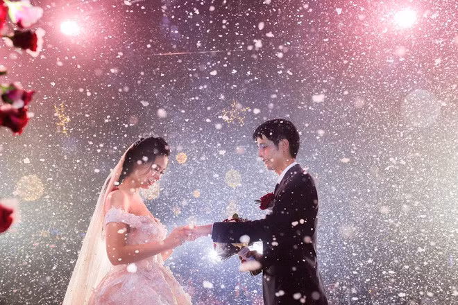 Nhân vật chính của đám cưới siêu khủng là chú rể Nguyễn Vũ Linh (sinh năm 1986) và cô dâu Đặng Ngọc Tuyết (sinh năm 1999). Ảnh: L'amant Studio.