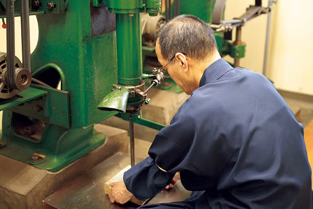 Những miếng vàng dưới tác dụng lực của búa máy làm cho lá vàng dàn mỏng đều, không có chỗ lồi lõm. Ảnh: Japan-magazine.