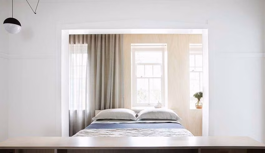 Với lợi thế có 3 cửa sổ lớn, kiến trúc sư sử dụng gam màu trắng chủ đạo để ánh sáng phản chiếu tốt hơn.