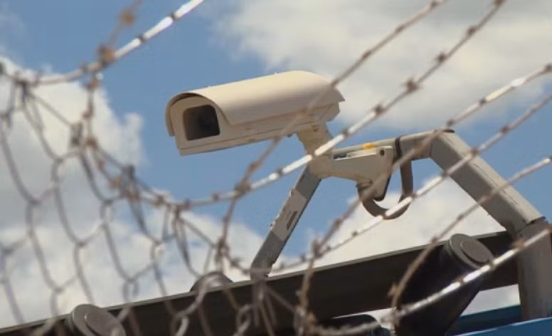 Camera an ninh hoạt động liên tục để đảm bảo không có bất kì viên kim cương nào bị tuồn lậu ra ngoài.