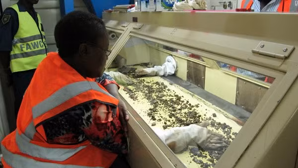 Để tránh bị lấy trộm kim cương, công nhân phải đeo găng tay khi đào xới rồi thả kim cương vào đường ống chôn ngầm dưới đất.