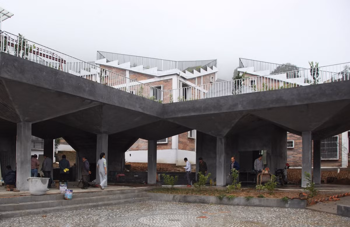 Phía dưới khu nhà là nơi buôn bán trao đổi hàng hóa, các nông sản mà người dân thu hoạch được.