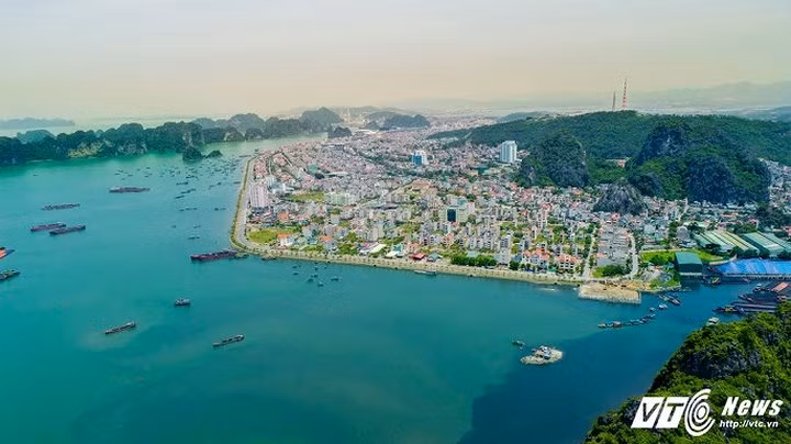 Vịnh Hạ Long đẹp rực rỡ khi nhìn từ thủy phi cơ.