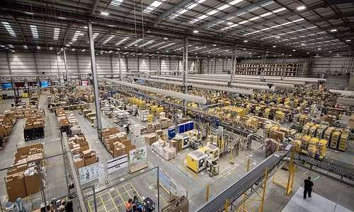 Dot nhap kho hang bang 7 san bong cua Amazon truoc Black Friday