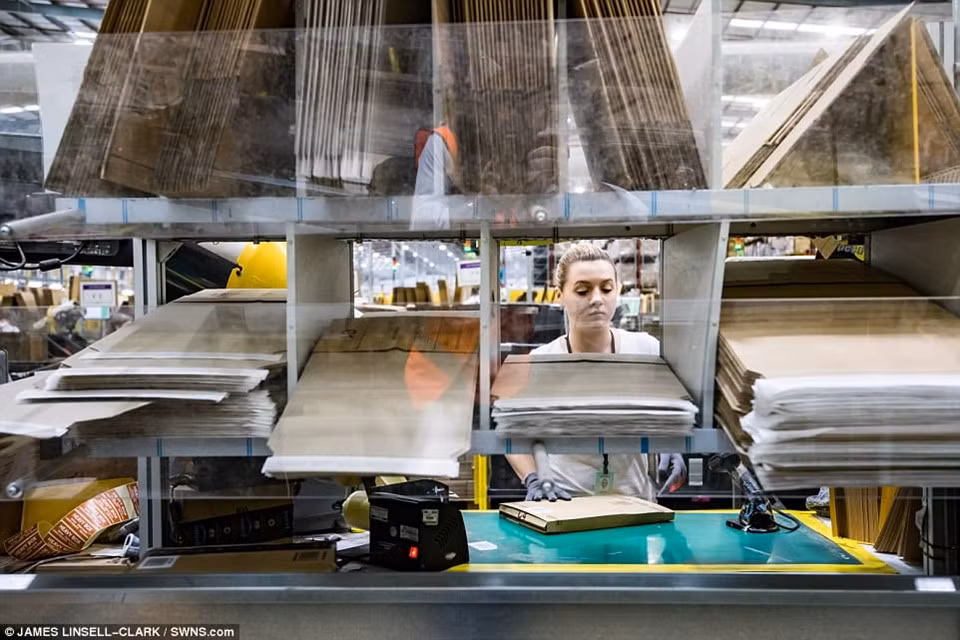 Amazon hiện có 16 kho hàng tại Anh. Thu nhập trung bình của công nhân kho hàng vào khoảng 8,15 bảng Anh một giờ.