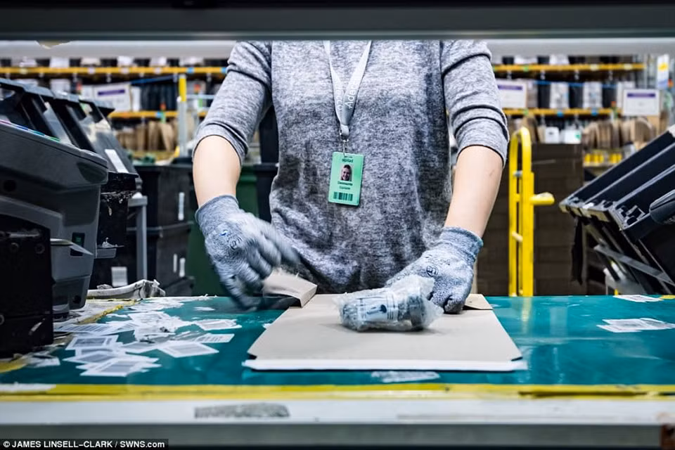 Ngoài việc giảm giá sản phẩm trực tuyến, Amazon Anh sẽ tổ chức các buổi bán hàng đại hạ giá tại các trung tâm thương mại lớn.