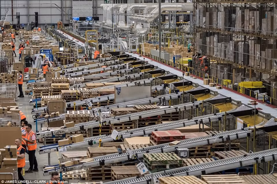 Năm nay Amazon đã mở thêm 4 trung tâm đóng gói mới, tạo thêm 3.500 việc làm thường xuyên.