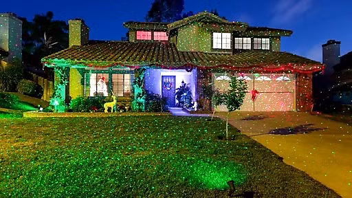 Đèn laser trang trí giúp căn nhà chuyển từ màu tối đơn điệu sang cảnh quan tuyệt đẹp. Ảnh: Outdoorlightingss.