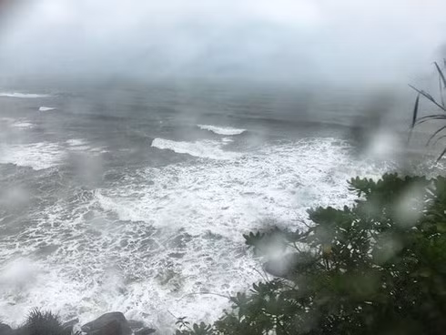 Duong sat Bac - Nam te liet do sat lo o deo Hai Van-Hinh-7