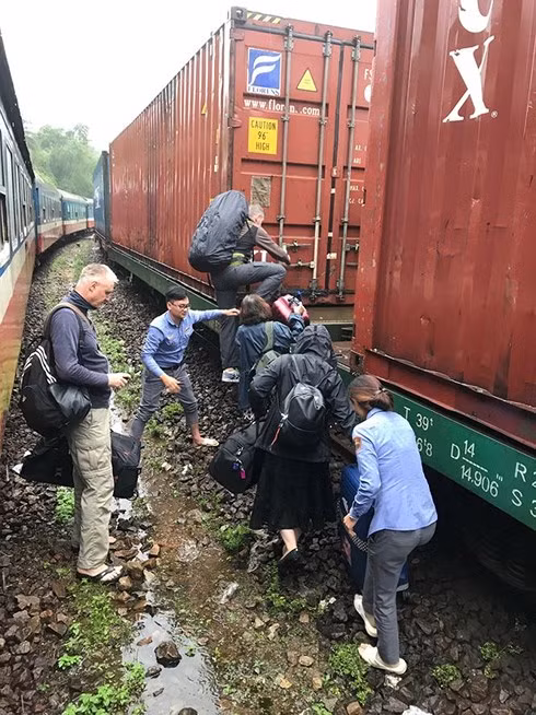 Duong sat Bac - Nam te liet do sat lo o deo Hai Van-Hinh-4