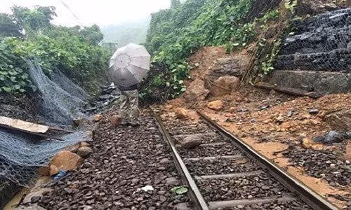 Duong sat Bac - Nam te liet do sat lo o deo Hai Van