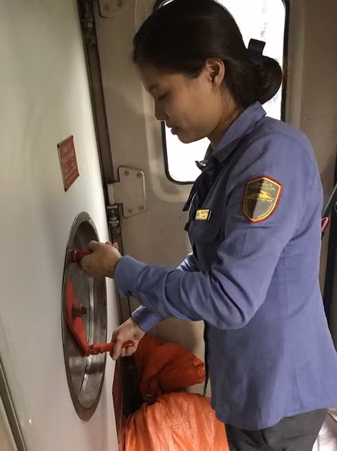 Duong sat Bac - Nam te liet do sat lo o deo Hai Van-Hinh-3