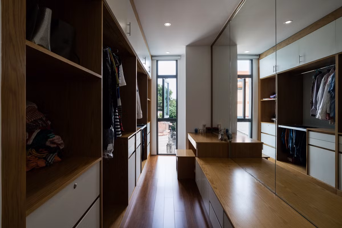 Tủ quần áo sát tường tiết kiệm diện tích.