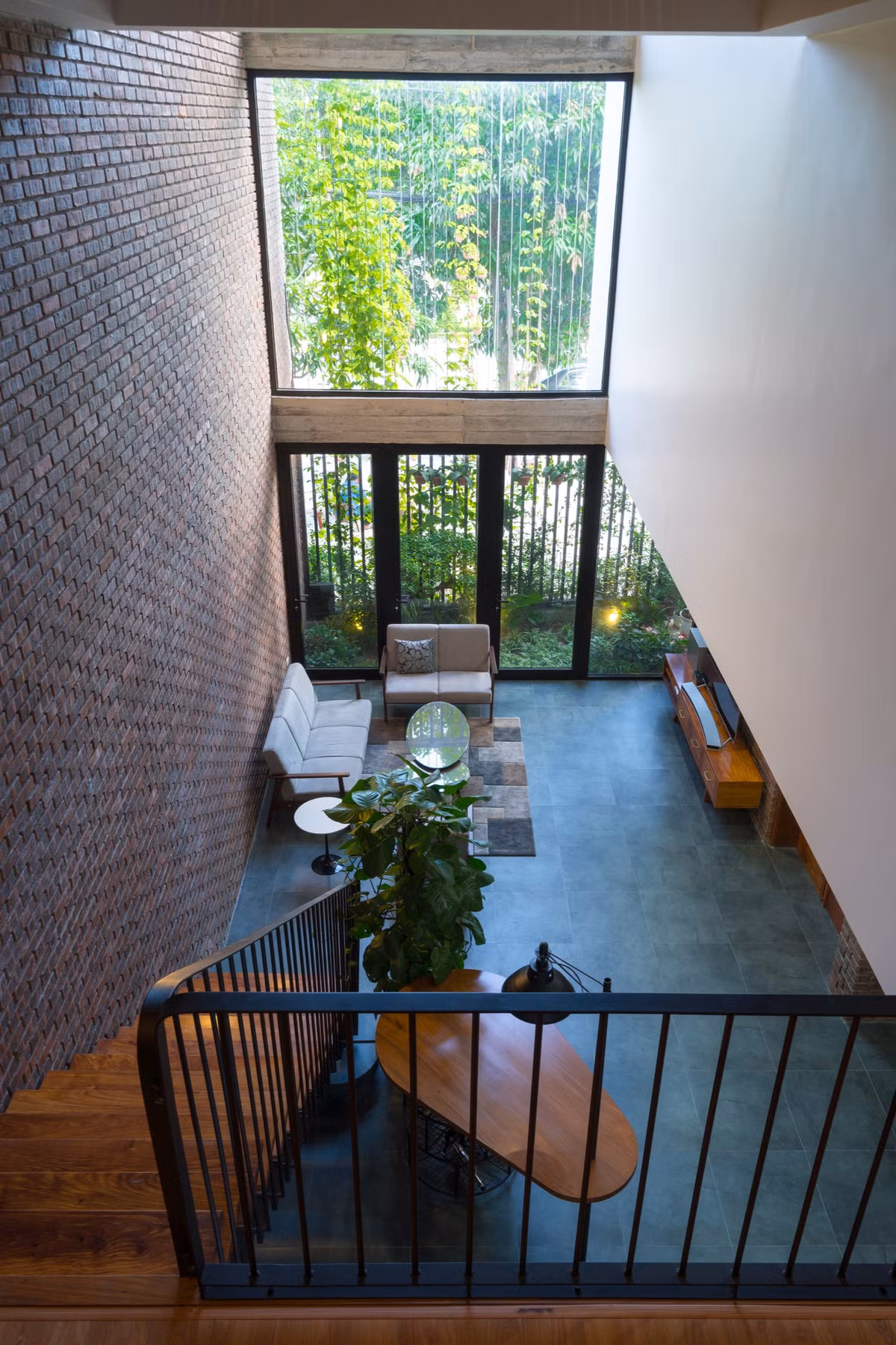 Cầu thang gỗ thiết kế sát tường làm tăng diện tích không gian.