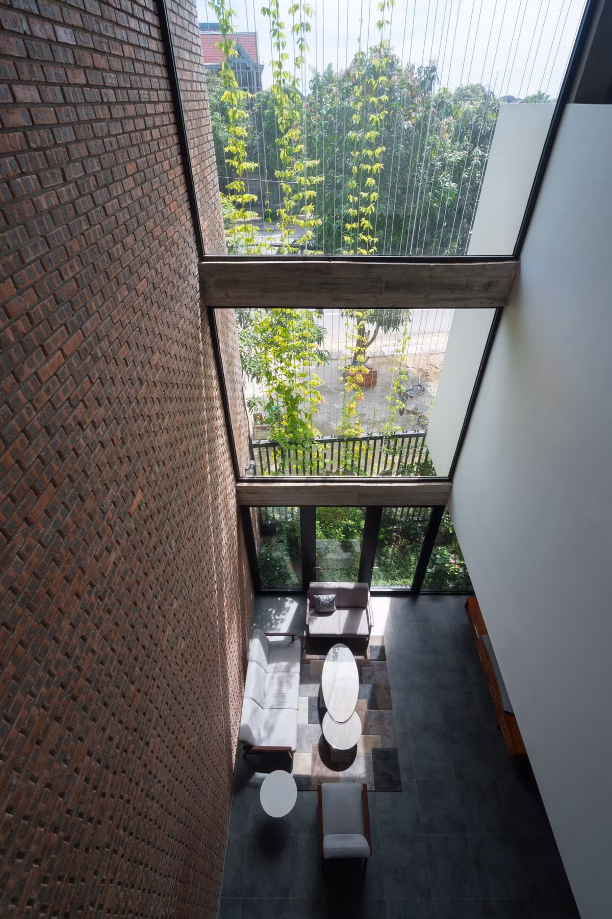 Cấu trúc chính xuyên suốt không gian là một khoảng thông tầng lớn.