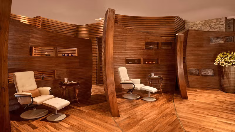 The Spa tại khách sạn rộng đến 1.200 mét vuông và bể bơi kích cỡ tiêu chuẩn Olympic. Ảnh: Citypassguide.