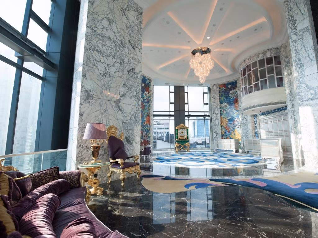 Được thiết kế theo phong cách Âu Châu cổ điển, khách sạn The Reverie Saigon cung cấp hệ thống phòng lưu trú, phòng suites, căn hộ dịch vụ và các nhà hàng đẳng cấp nằm trong tòa cao ốc Times Square Việt Nam. Ảnh: Agoda.