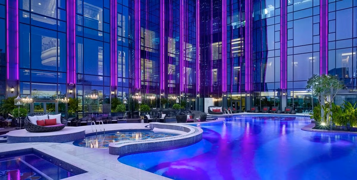 Hồ bơi có thiết kế phóng khoáng với âm nhạc dưới nước, được trang bị hệ thống máy ô-zôn cung cấp nước sạch tinh khiết, an toàn cho du khách. Ảnh: Begodi.