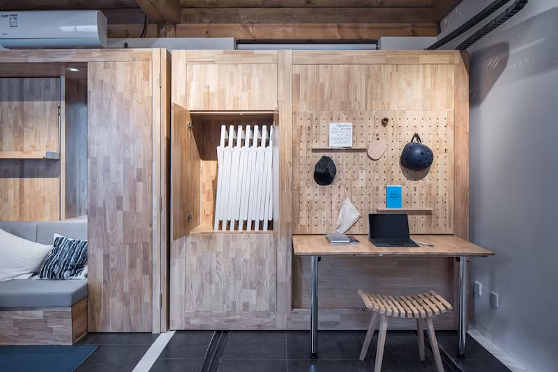 Tủ đựng đồ được thiết kế thông minh để trở thành bàn làm việc.