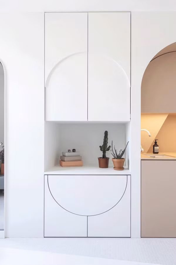 Dưới bàn tay tài tình của Rebecca Benichou, giám đốc Batiik Studio, ngôi nhà nhỏ bé này đã đạt đến tầm cao mới về những tiện ích sử dụng hàng ngày.