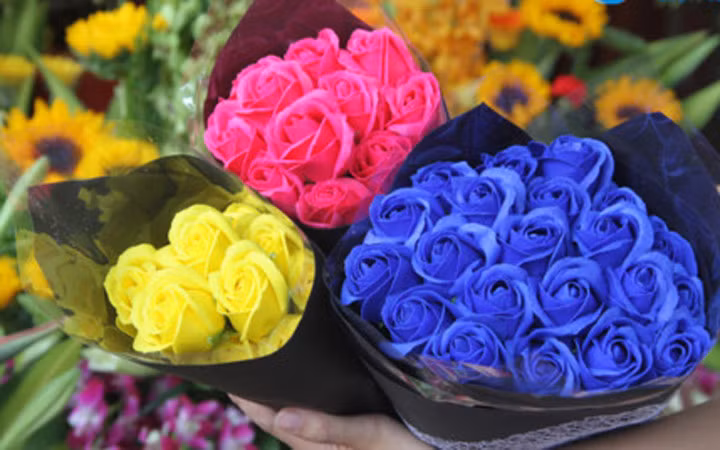 Sản phẩm có giá 30-40.000 đồng mỗi bông. Một bó thế này có giá bán giao động từ 150-300.000 đồng tùy vào số lượng, màu sắc