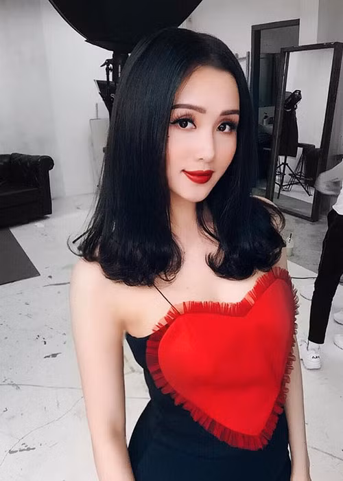Khác với tình cũ của chồng, Tâm Tít chọn việc rời xa showbiz để lo cho tổ ấm nhỏ. Nhan sắc bà mẹ hai con khiến nhiều người phải ghen tỵ vì quá sắc sảo, đằm thắm và mặn mà. Hot girl Hà thành có cuộc sống khá sang chảnh. Cô cũng chia sẻ việc được chồng, mẹ chồng cưng chiều hết mực.