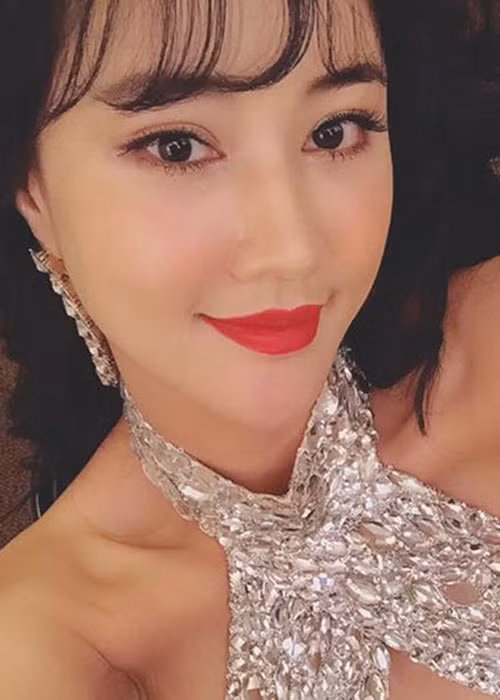 Giữa tháng 9 vừa qua, Maya tổ chức họp báo ra mắt MV mới đồng thời tiết lộ có kẻ thứ ba chen ngang vào chuyện tình của cô. Trong lúc dư luận hoang mang chưa biết "kẻ thứ ba" cô nói đến là ai thì hot girl Tâm Tít đãng status ẩn ý, mỉa mai cô. Không chịu nhường bước, bà mẹ một con thẳng thắn đáp trả hot girl Hà thành: "Chị với chồng em là chuyện 7 năm và đã kết thúc rồi!" . Hiện tại, Maya làm mẹ đơn thân và thường xuyên đi diễn ở Mỹ và cả Việt Nam.