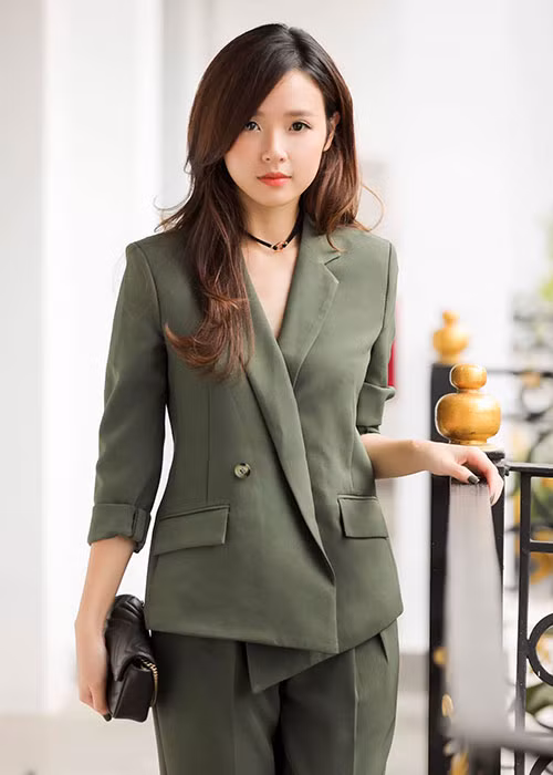 Cách đây ít lâu, Midu -Thúy Vi đụng mặt trên phố. Sau đó, Midu lên tiếng "bóc mẽ" chuyện Thúy Vi - kẻ thứ ba phá hoại chuyện tình của cô và Phan Thành trên Facebook cá nhân khi cho rằng, hot girl Cà Mau cố tình dàn dựng việc gặp cô trên phố đi bộ. Đây là lần đầu tiên, hot girl Sài thành lên tiếng đáp trả Thúy Vi. Ngay lập tức, nhiều sao Việt lên tiếng ủng hộ nữ diễn viên 8X. Midu được coi là diễn viên trẻ tiềm năng của điện ảnh Việt. Ngoài công việc đóng phim, cô còn mở cửa hàng kinh doanh thời trang riêng.