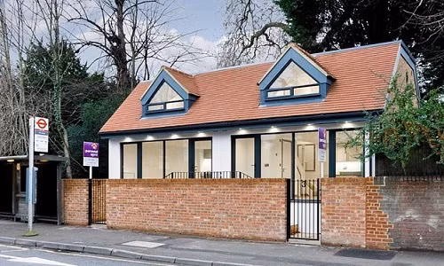 Giá cao một phần do ngôi nhà nằm cạnh đường lớn, giao thông thuận tiện.