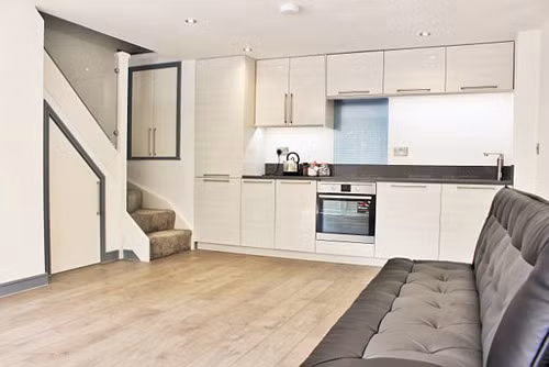 Phòng khách thông với khu vực nấu ăn rộng rãi.