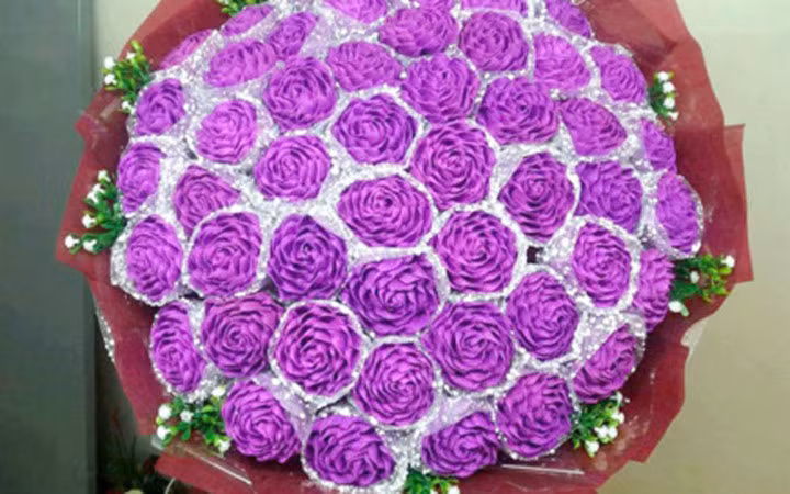 Bó hoa giấy “khủng” màu tím thủy chung có giá lên tới 600-700 nghìn đồng