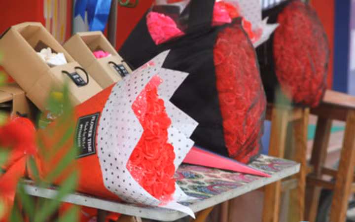 Hồng sáp thơm, hồng mạ nhũ vàng, hồng vĩnh cửu... là những loại hoa hồng 'lạ' đang được nhiều cánh mày râu 'săn lùng' để dành tặng phái đẹp nhân dịp 20/10