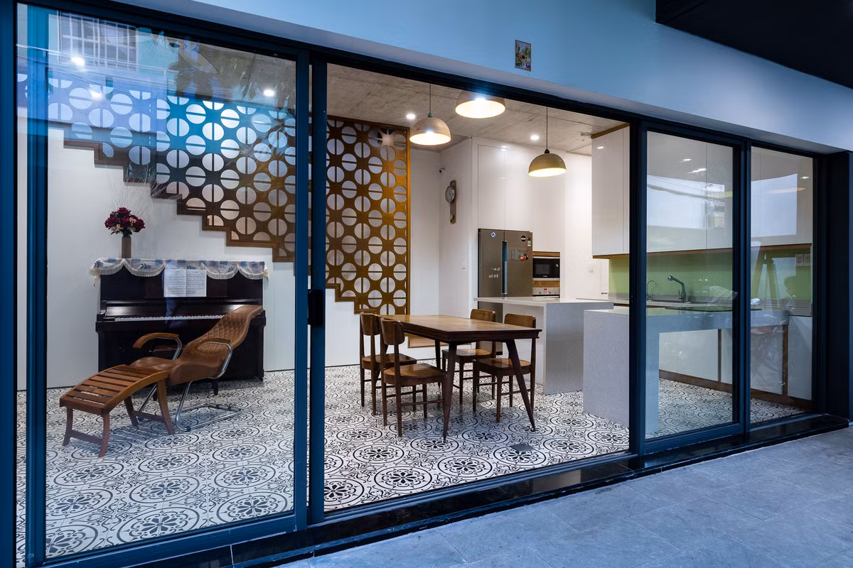 Phòng bếp lát gạch hoa văn đẹp mắt có cửa kính lớn hướng ra không gian bên ngoài.