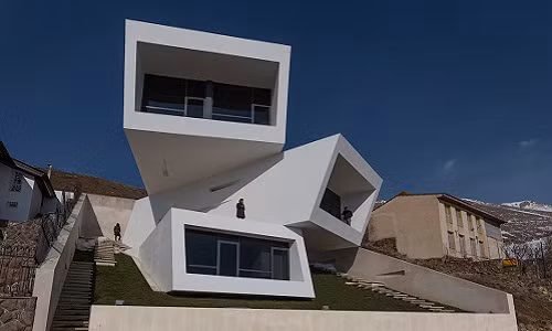 Nằm ở Mosha (Iran), về hướng Bắc Tehran, thuộc dãy núi Alborz, ngôi nhà 3 tầng gây ấn tượng bởi thiết kế ba hộp riêng biệt ở mỗi tầng.