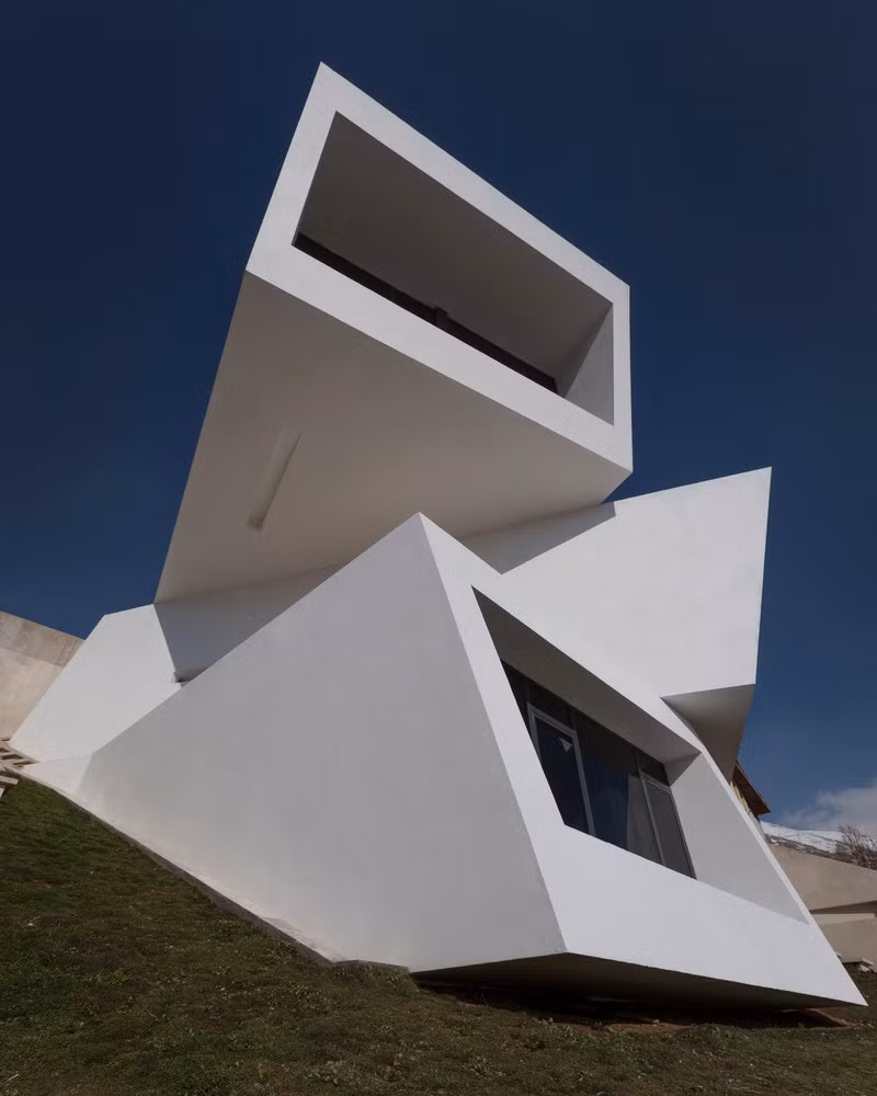 Tận dụng lợi thế tầm nhìn bao la, mỗi cạnh của khối hộp đều bố trí cửa sổ từ mặt sàn cho tới trần nhà để bao quát toàn cảnh dãy núi.