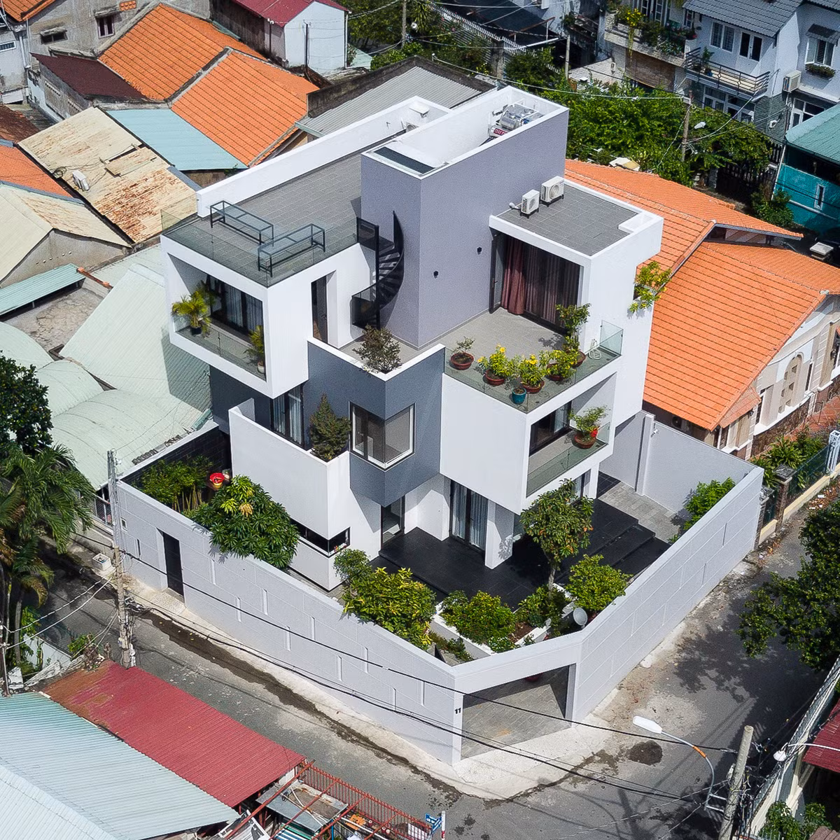 Nha xep chong don nang ky la giua Sai Gon