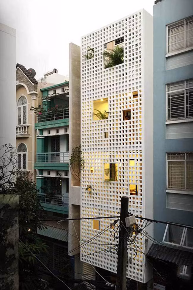 Những bức tường chi tiết ô vuông nhỏ tạo tính thẩm mỹ cao dưới ánh sáng đèn điện. Ảnh: Archdaily.