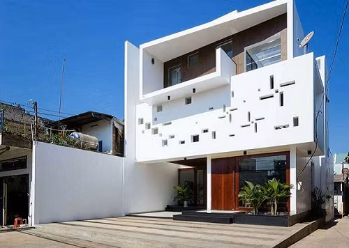 Ngôi nhà gây thương nhớ bởi họa tiết mặt tiền giống như hình chong chóng tre đang quay trước gió. Ảnh: Mogi.