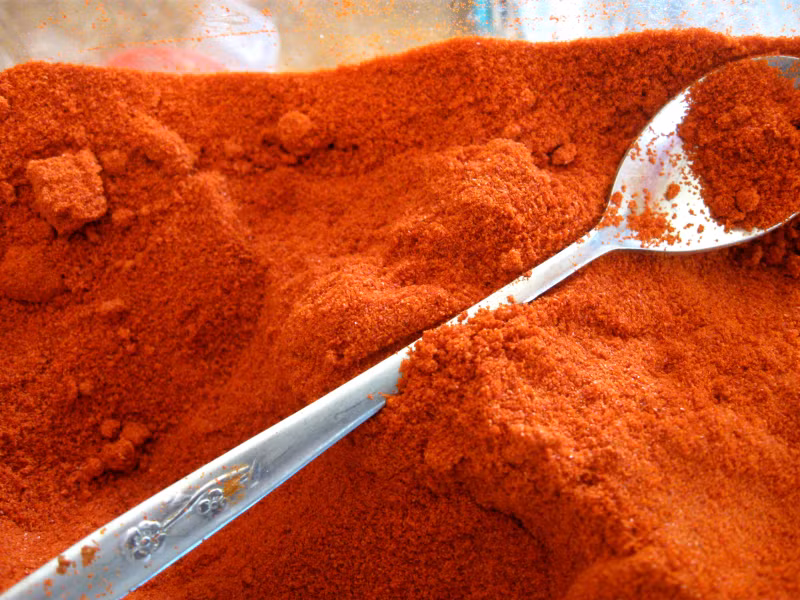 Chính vì vậy, nhận biết ớt bột thật và ớt bột trộn phẩm màu là vấn đề người tiêu dùng đặc biệt quan tâm. Ảnh: Tèobokki.