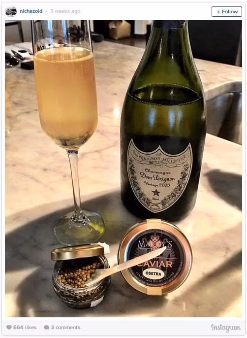 Một bữa ăn nhẹ với rượu vang lâu năm và trứng cá tầm đắt nhất thế giới.