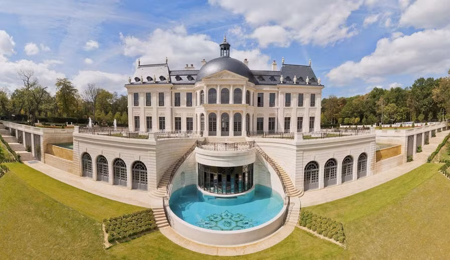 Tọa lạc tại Louveciennes, phía tây thủ đô Paris (Pháp), Chateau Louis XIV được xem là căn biệt thự đắt nhất thế giới.