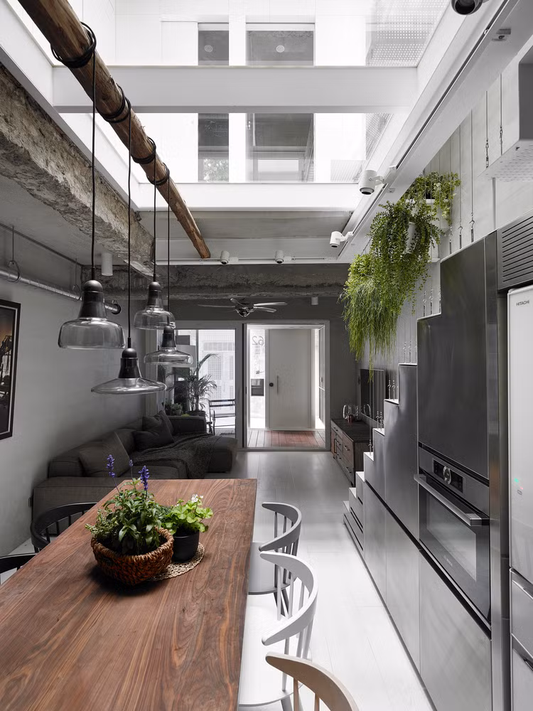 Phòng bếp sinh động và sáng bừng nhờ cách sử dụng sàn kính hiện đại.