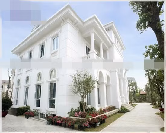 Màu sơn trắng phối hợp tinh tế với các đường nét chi tiết khéo léo tạo nét cổ điển đặc trưng của kiến trúc Italia. Ảnh: Houseland.