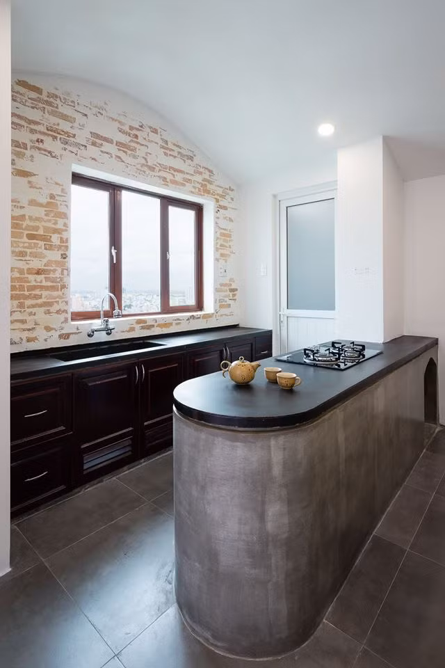 Phòng bếp thiết kế tối giản, loại bỏ hệ thống tủ bếp và sử dụng tường gạch mộc.