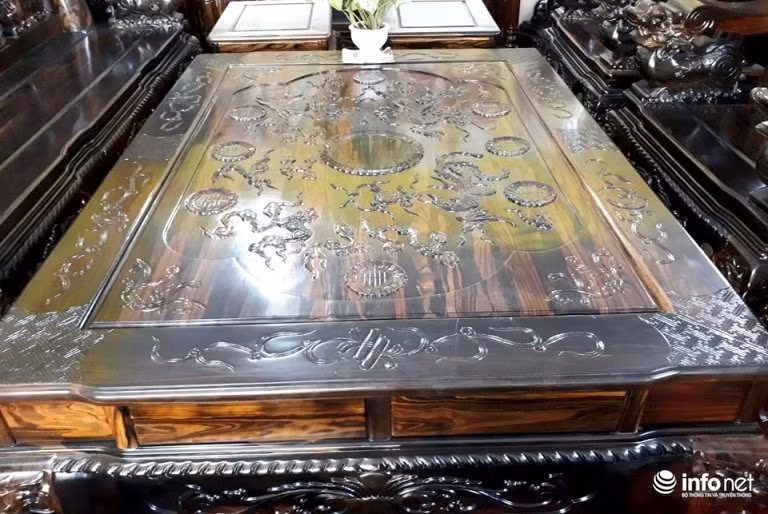 Bên cạnh đó, đơn vị này còn có bộ ghế tân cổ điển làm bằng gỗ giáng hương đỏ của Lào 12 món có giá hơn 688 triệu đồng và bộ 6 món có giá hơn 388 triệu đồng; bộ ghế triện lộc Vượng Tiến bằng gỗ mun của Lào, gồm 8 món có giá gần 260 triệu đồng….